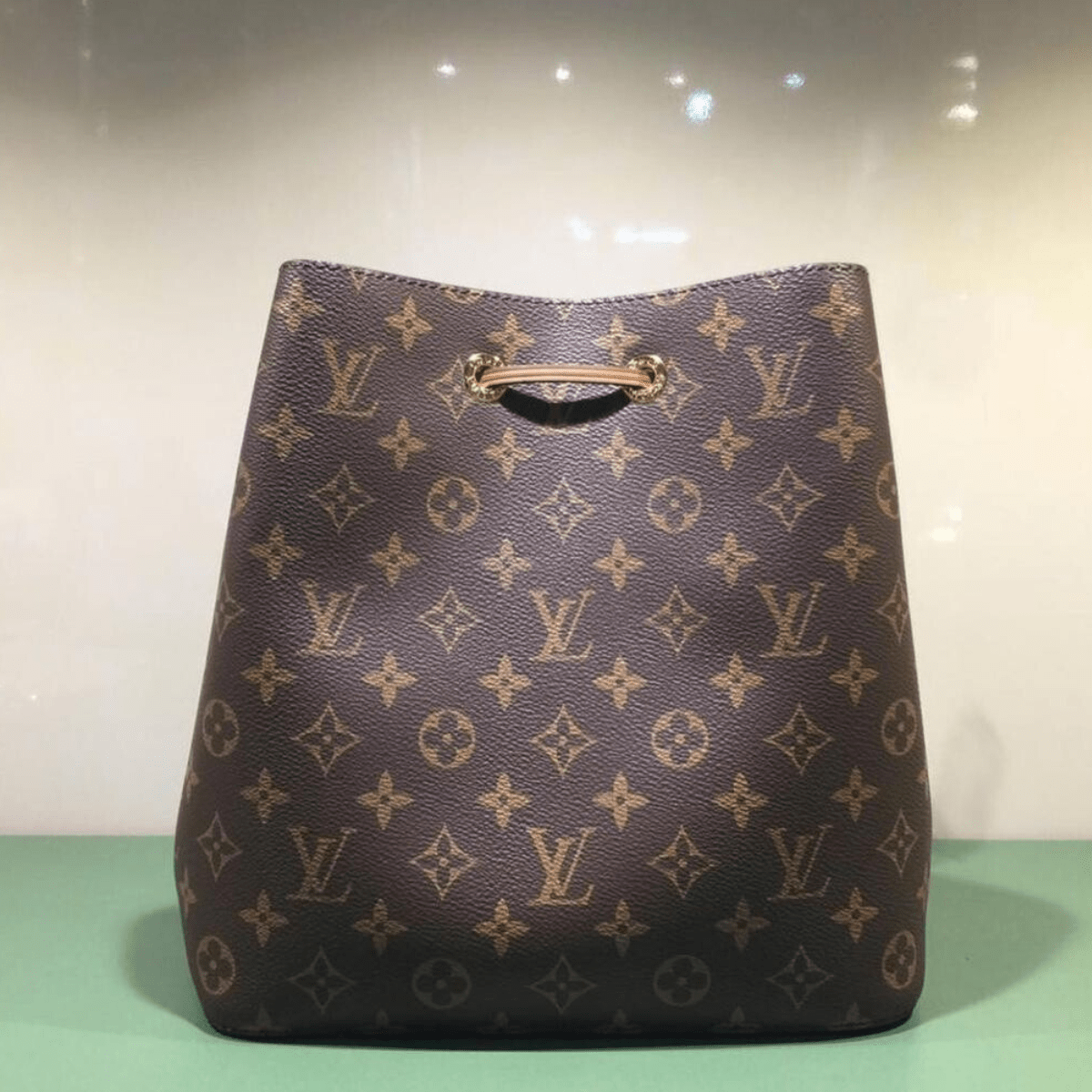 Louis Vuitton – Néonoé MM