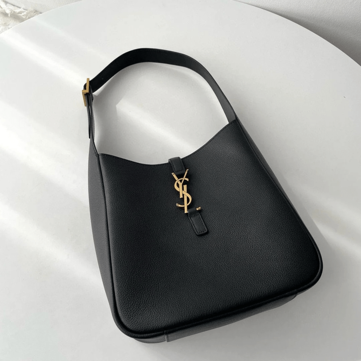 Yves Saint Laurent – Le 5 à 7 Bea Tasche aus genarbtem Leder