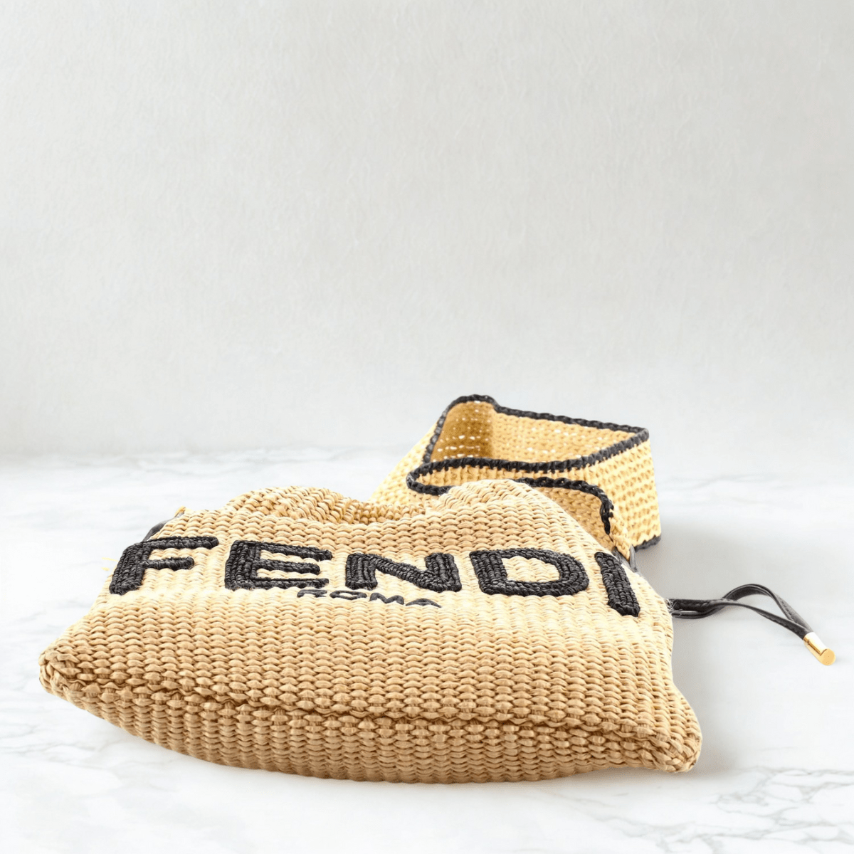Fendi Sack Small Geflochtene Strohtasche in Beige