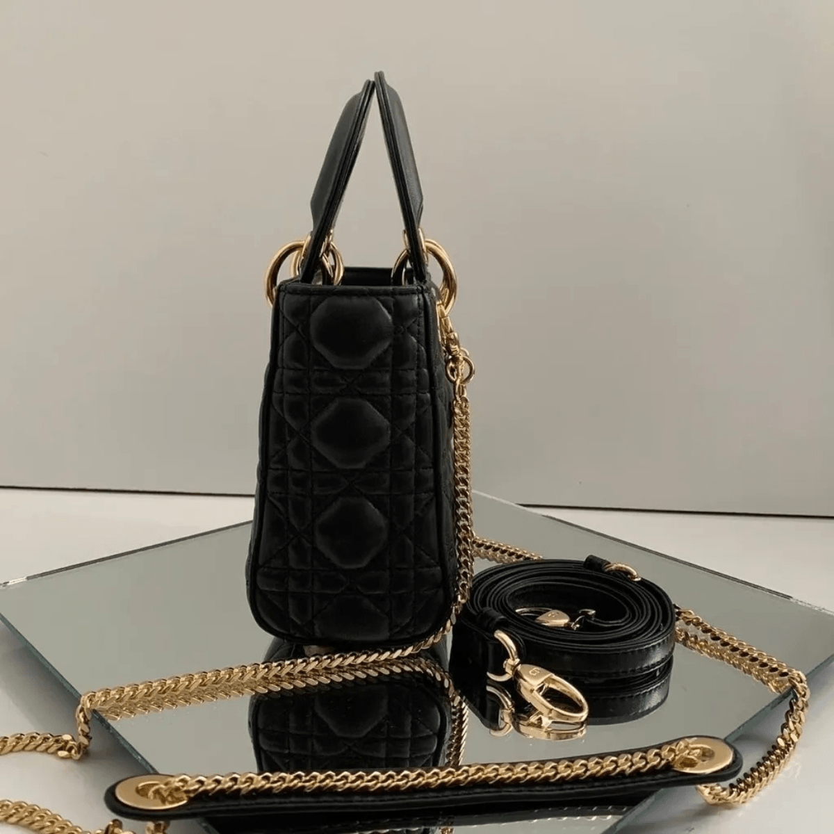 Dior – Set: Mini Lady Dior Tasche in Schwarz & Dior Chrono Sneaker