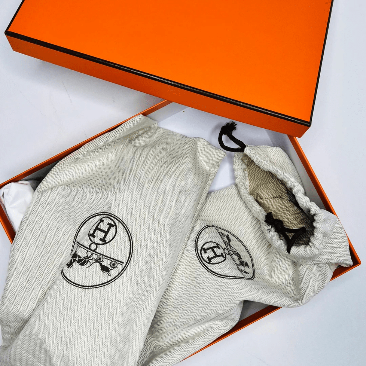 Hermès Set – Kelly 28 Vert d’Eau Alligator Limitierte Edition & Oran Sandalen Grün