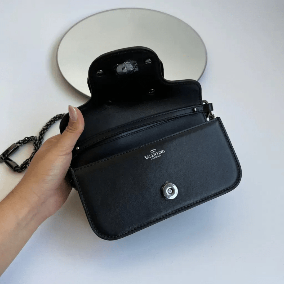 Valentino Garavani – Locò Small Schultertasche mit Kristall-Logo