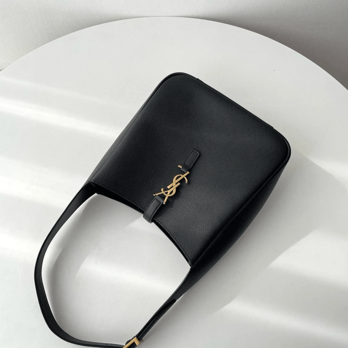 Yves Saint Laurent – Le 5 à 7 Bea Tasche aus genarbtem Leder