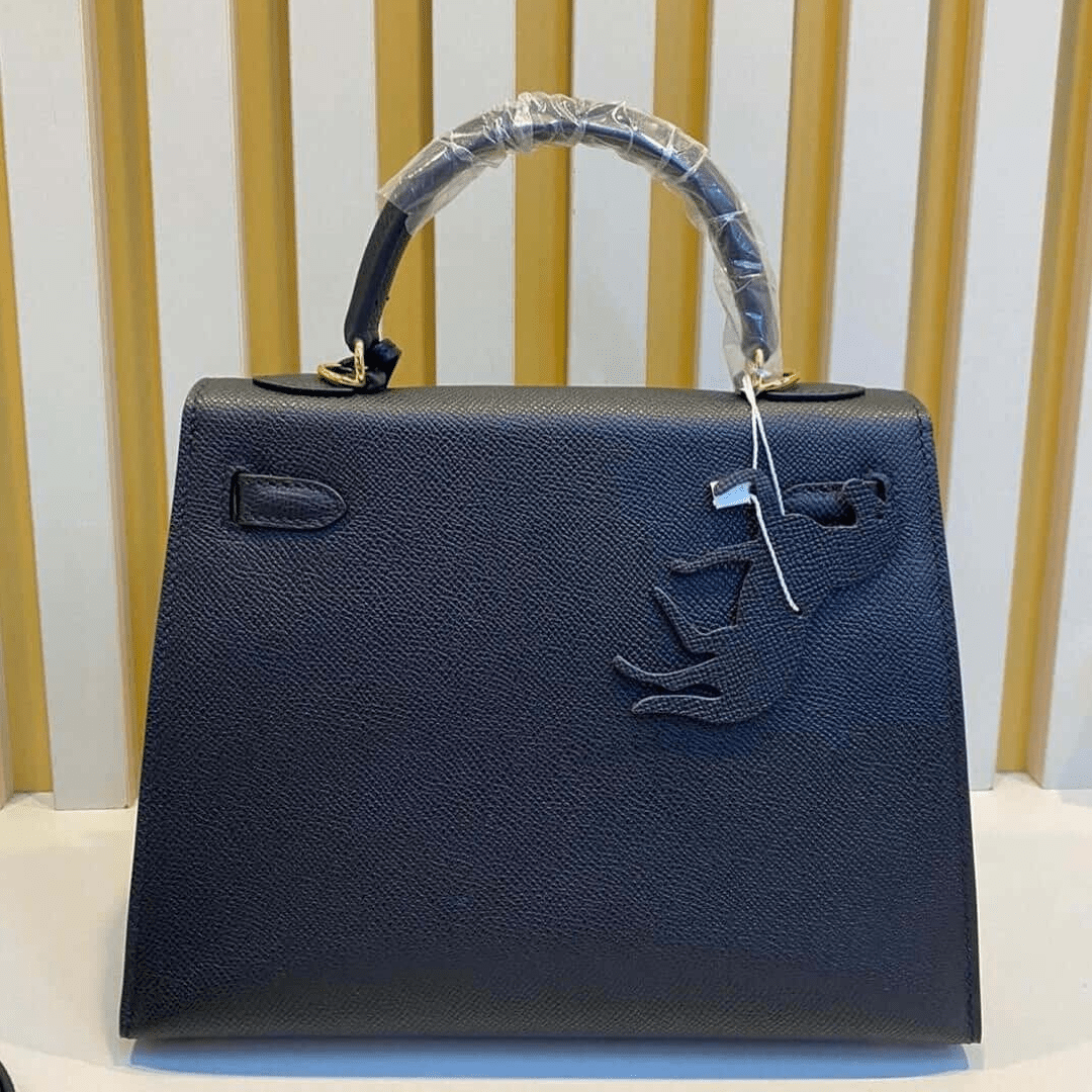 Hermès Kelly 28 Tasche mit goldener Hardware in Schwarz