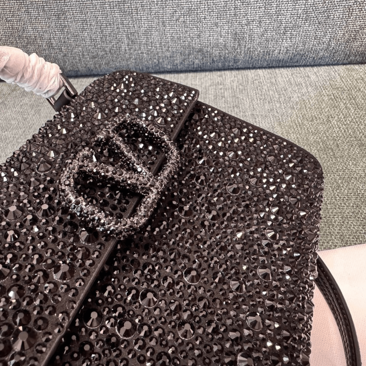 Valentino Garavani – VSLING Mini Tasche mit Kristallen in Schwarz