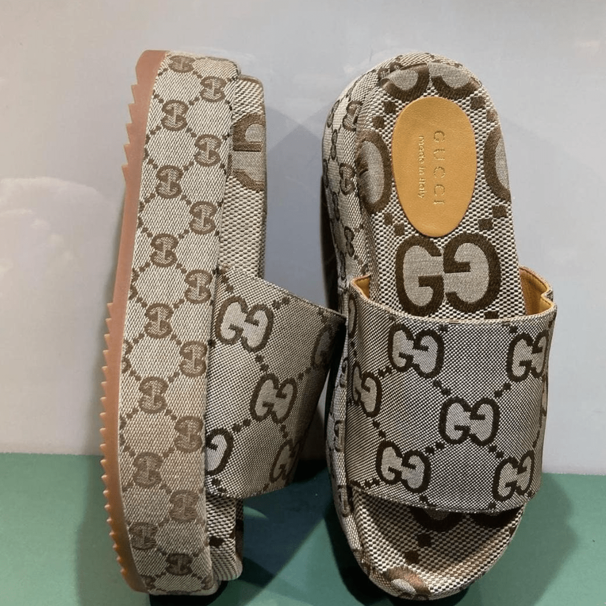 Gucci Dionysus Mini Tasche & Angelina Flache Sandalen Set – Beige Monogram