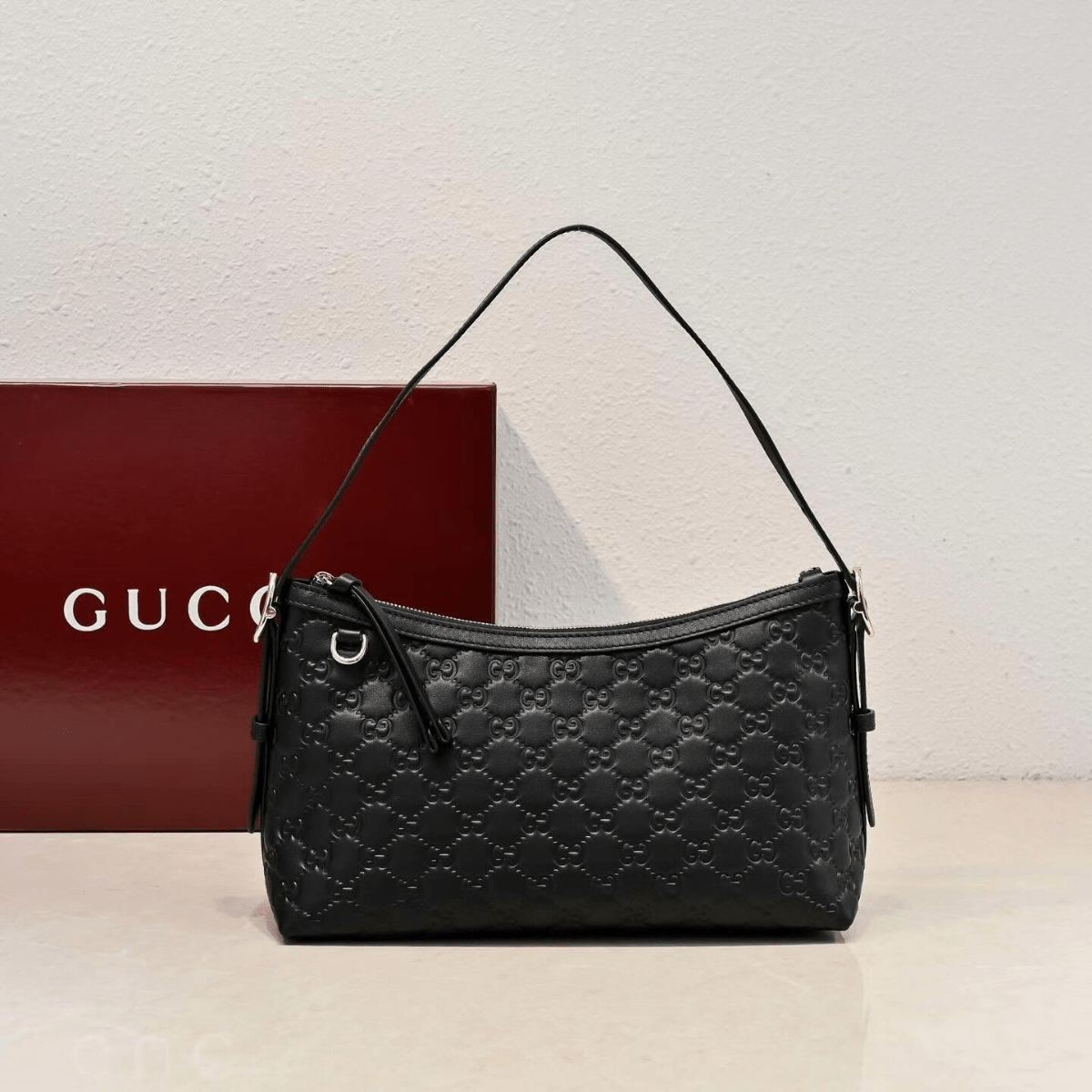 Gucci – Medium GG Emblem Shoulder Tasche