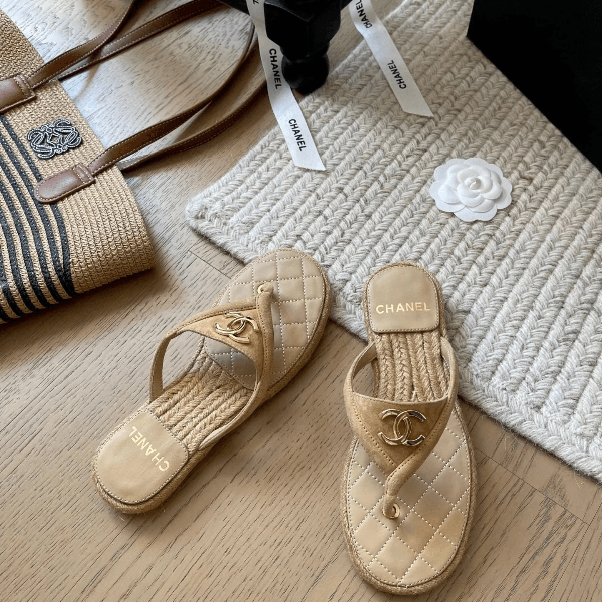 Chanel 25 Flip Flop Sandalen Beige Wildleder-Kalbsleder Espadrille