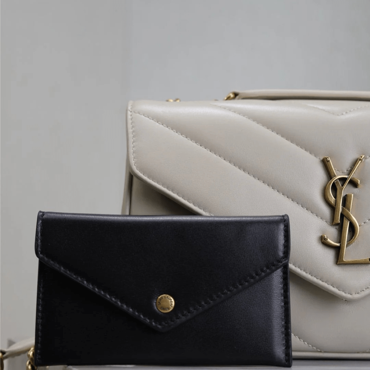 Saint Laurent – Loulou Small Matelassé Lammledertasche in Weiß