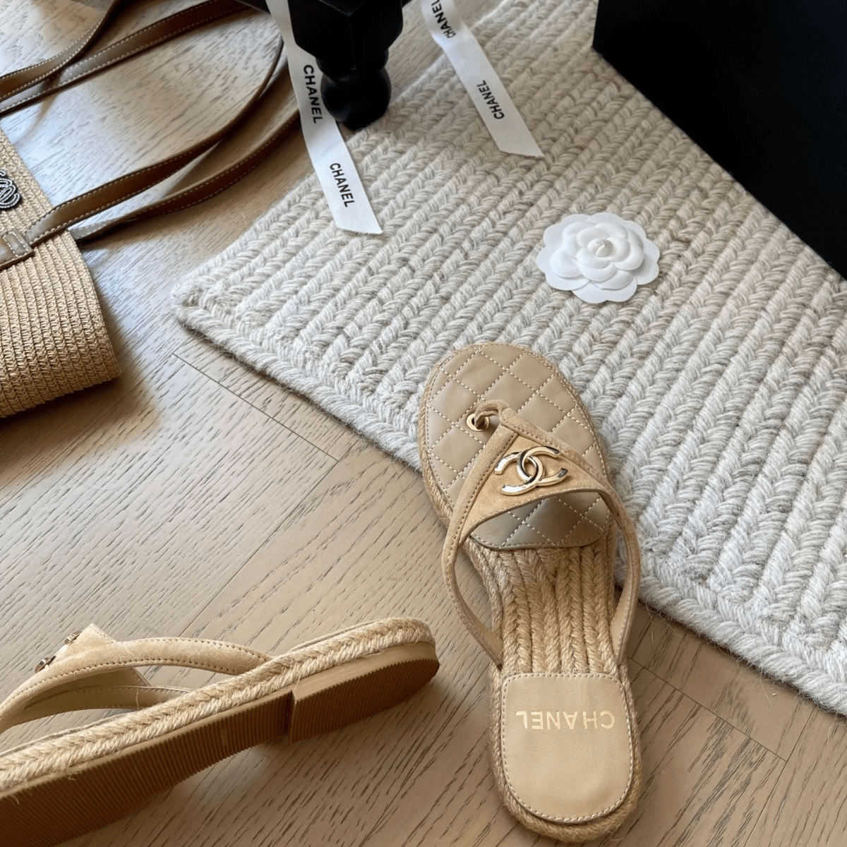 Chanel 25 Flip Flop Sandalen Beige Wildleder-Kalbsleder Espadrille