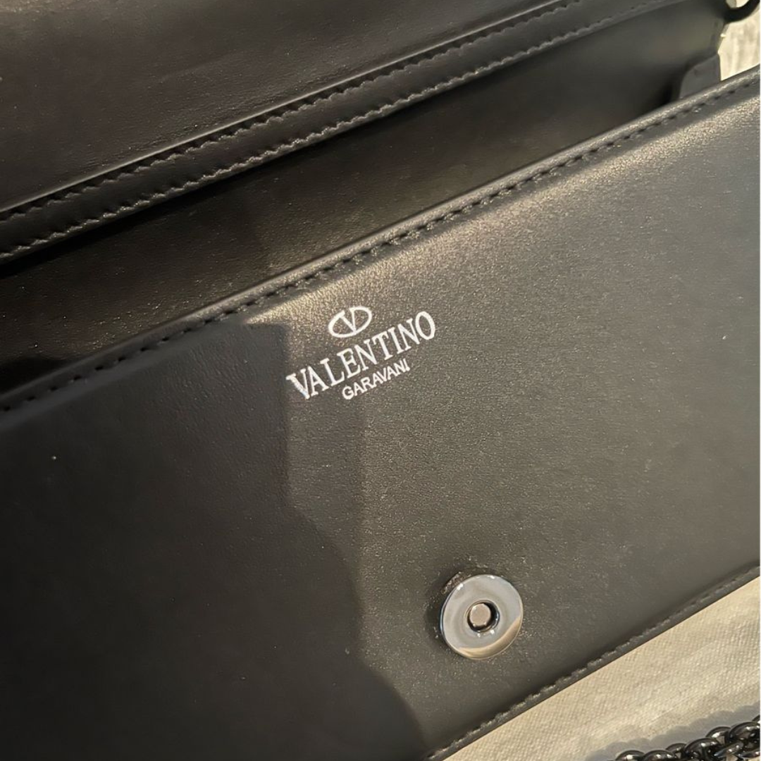 VALENTINO GARAVANI LOCÒ KLEINE SCHULTERTASCHE MIT SCHMUCKLOGO