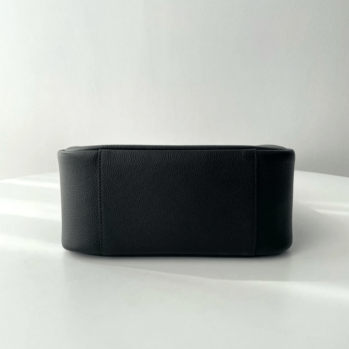 Yves Saint Laurent – Le 5 à 7 Bea Tasche aus genarbtem Leder