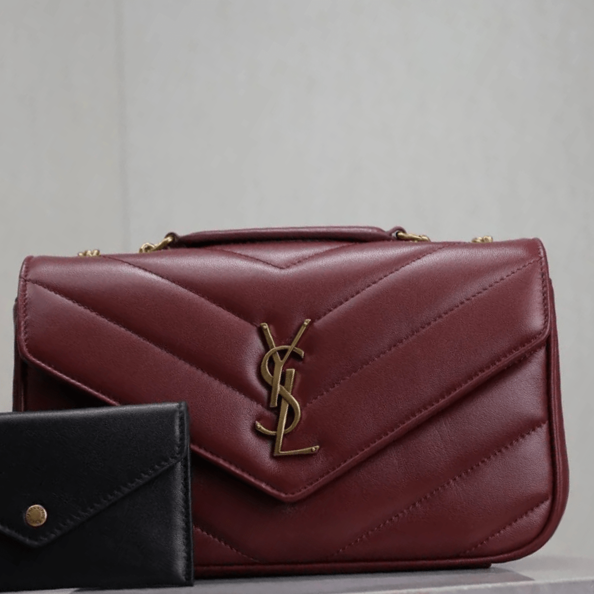 Saint Laurent – Loulou Small Matelassé Lammledertasche in Bordeaux
