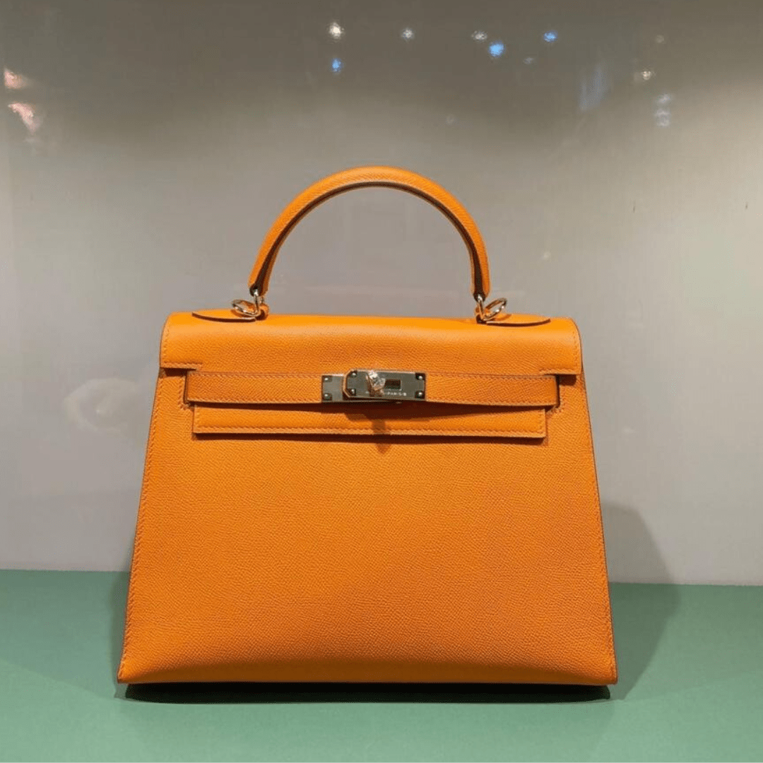 Hermès Kelly 25 Tasche mit goldener Hardware in Orange
